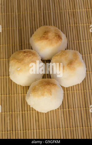 Cookies Noix De Coco boules comme sur fond de bambou Banque D'Images