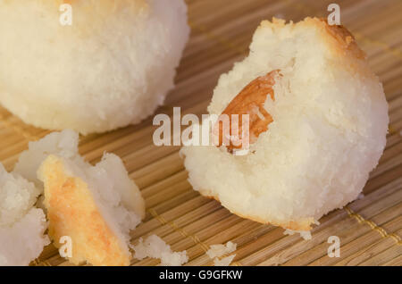 Cookies Noix De Coco boules comme sur fond de bambou Banque D'Images