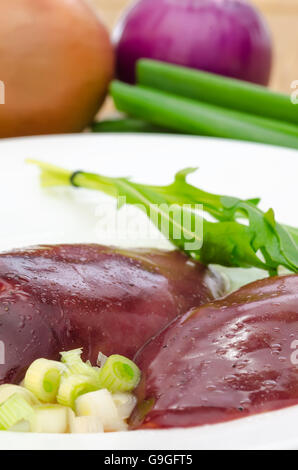 Foie de poulet avec légumes crus sur fond de bois Banque D'Images