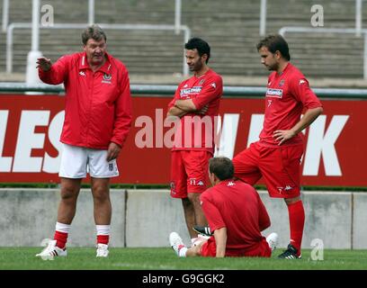 Le directeur du pays de Galles, John Toshack (à gauche), s'entretient avec Ryan Giggs, Craig Bellamy (assis) et Carl Fletcher (à droite) lors d'une session d'entraînement au stade Stahov, en République tchèque de Prague. Banque D'Images