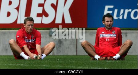 Craig Bellamy, pays de Galles, et le capitaine Ryan Giggs (à droite) lors d'une séance d'entraînement au Stahov Stadium, République tchèque de Prague. Banque D'Images