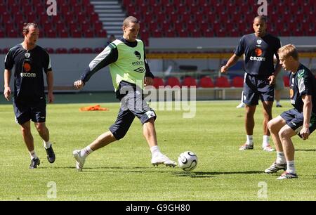 John O'Shea (au centre) de la République d'Irlande avec Damien Duff (à droite) lors d'une session d'entraînement au stade Gottlieb-Daimler, Stuttgart, Allemagne. Banque D'Images