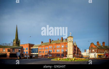 Le centre-ville de Goole, East Yorkshire, montrant la tour de l'horloge et l'église paroissiale au lever du soleil. Banque D'Images