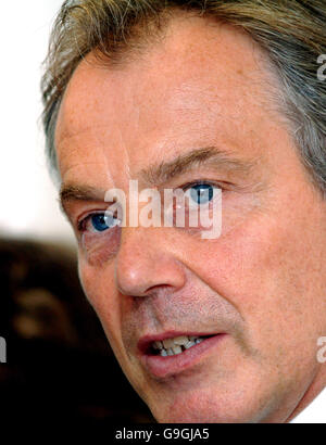 Le Premier ministre britannique Tony Blair rencontre un patient de 85 ans, Charles Palmer, lors d'une visite au centre de soins primaires de Woodgate Valley, à Birmingham. Banque D'Images