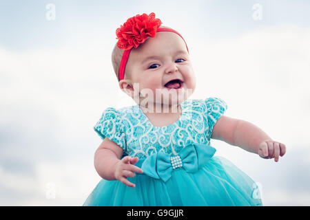 Mignon bébé avec un fond de ciel. Banque D'Images