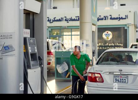 Wadi Al Sail station essence, Al Manamah, Bahrain. Man filling voiture de pompe à carburant sur la cour de service Banque D'Images