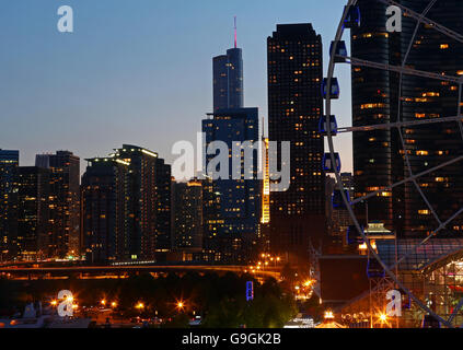 Vue de Navy Pier avec Trump Tower et la nouvelle grande roue du centenaire au coucher du soleil à Chicago, Illinois, USA Banque D'Images