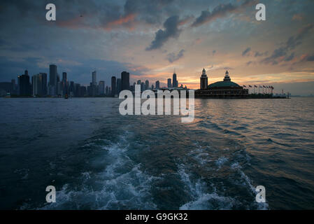 Une vue de la jetée du lac Michigan à bord d'une croisière au coucher du soleil Seadog Chicago à Chicago, Illinois, États-Unis d'Amérique. Banque D'Images