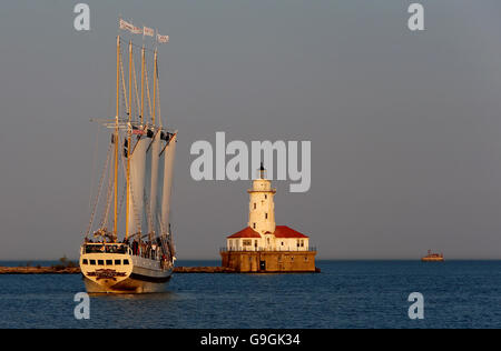 Une vue sur le port de Chicago Lumière et le grand voilier 'Vent' comme vu de la jetée au coucher du soleil à Chicago, IL, USA Banque D'Images