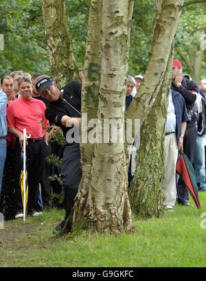 Colin Montgomerie, en Écosse, joue son deuxième tir sur le 17e trou lors du Championnat du monde de jeu de match de HSBC à Wentworth, Surrey. Banque D'Images