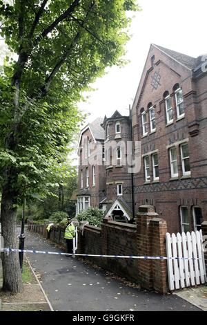 Un policier et une bande de police à l'extérieur d'une maison, à Peterborough Road, Harrow-on-the-Hill, dans le nord-ouest de Londres, où une femme a été trouvée assassinée et un homme blessé de façon critique. Banque D'Images
