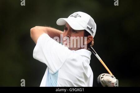 Mike Weir, du Canada, est au 14e trou lors du Championnat du monde de jeu de match de HSBC à Wentworth, Surrey. Banque D'Images