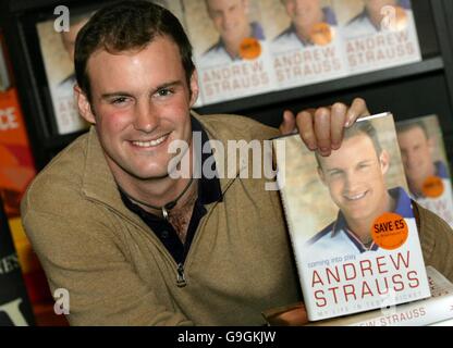 Andrew Strauss, batteur d'Angleterre, pose pour les médias avec son nouveau livre « Coming In Play » à Waterstones, The Galleries Shopping Centre, Bristol. Banque D'Images