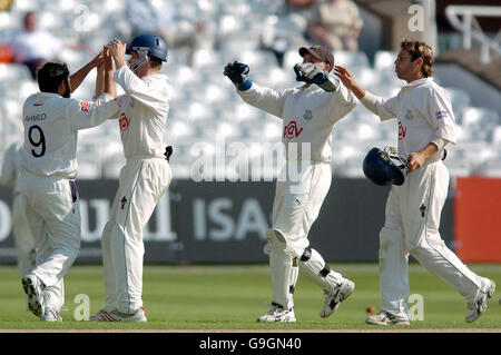 Mushtaq Ahmed (à gauche), à Sussex, célèbre avec des coéquipiers après avoir pris le cricket du batteur du Nottinghamshire David Alleyne, lors du match de championnat du comté de Victoria à Trent Bridge. Banque D'Images