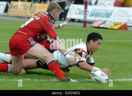 Malcolm Alker de Salford ne peut pas empêcher Shontayne de Bradford de marquer sa deuxième tentative lors du match de la Super League à Odsal Stadium, Bradford. Banque D'Images