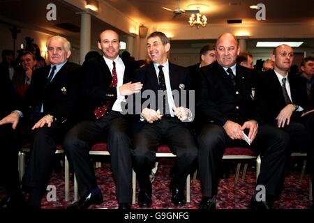 G-D: Brian O'Brien, chef d'équipe en Irlande, Clive Woodward, entraîneur en Angleterre, Ian McGeechan, entraîneur en Écosse, Brad Johnstone, entraîneur en Italie et Bernard Laporte, entraîneur en France, au lancement du championnat des six nations Lloyds TSB Banque D'Images