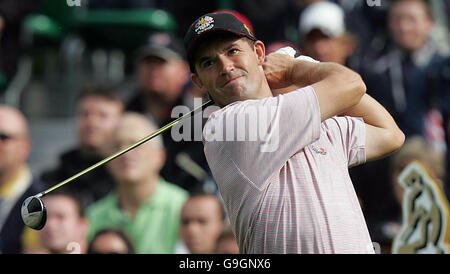 Golf - Ryder Cup - dernier jour - K Club, Co Kildare.Le Padraig Harrington d'Europe débarque sur le premier trou au cours du troisième jour de la Ryder Cup, au K Club, Co Kildare. Banque D'Images