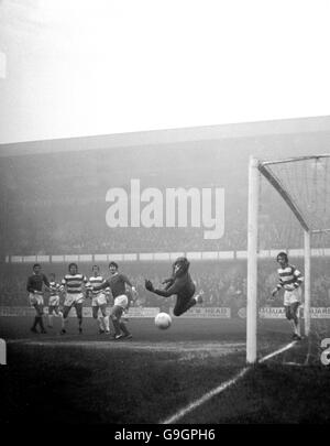 Phil Parkes, gardien de but des Rangers du parc Queens (deuxième r) Enregistre un en-tête de la ville de Swindon Arthur Horsfield (troisième r) Banque D'Images