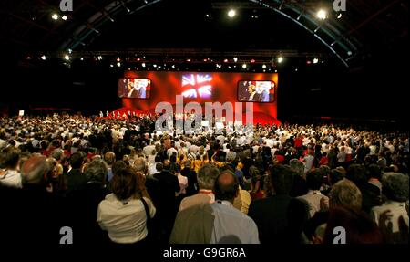 Le premier ministre Tony Blair reçoit les applaudissements du Labour Conférence de fête après son discours Banque D'Images