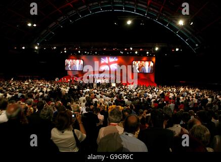 Le premier ministre Tony Blair reçoit les applaudissements du Labour Conférence de fête après son discours Banque D'Images