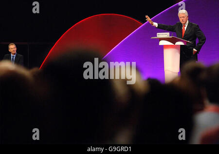 L'ancien président américain Bill Clinton s'exprime à la conférence du Parti travailliste alors que le Premier ministre Tony Blair écoute. Banque D'Images