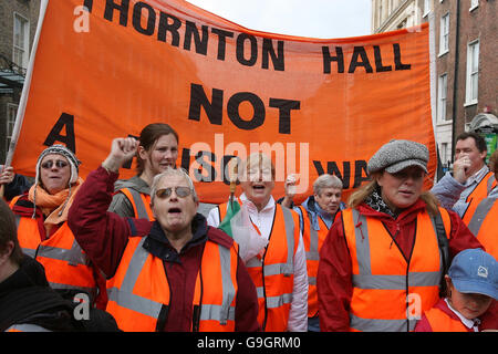 Les habitants de Kilsallaghan, dans le nord de Dublin, protestant devant la Dail pour tenter de mettre fin au développement de Thornton Hall comme campus de super prison. Banque D'Images