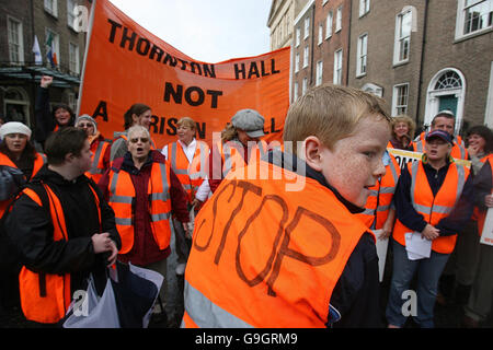 Les habitants de Kilsallaghan, dans le nord de Dublin, protestant devant la Dail pour tenter de mettre fin au développement de Thornton Hall comme campus de super prison. Banque D'Images