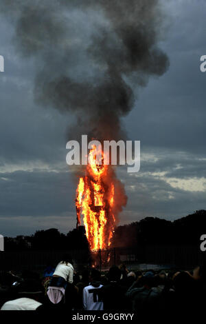 L'artiste Antony Gormley's Waste Man of the South est mis à feu en survotant le front de mer de Margate. La figure géante en bois dont les membres sont maintenus avec un bric-a-brac jeté de tables cassées, chaises, penderies, images, vieille corde, le rembourrage du canapé et même les sièges de toilettes monte dans les flammes comme des centaines se rassemblent pour voir le spectacle. Banque D'Images