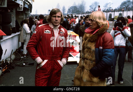 Courses automobiles - course des champions - Brands Hatch.James Hunt (l) parle au modèle suédois Venessa plaque de lac mecklembourgeoise (r) dans les fosses de Brands Hatch Banque D'Images