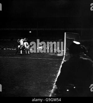 Le Cliff Jones (deuxième l) de Tottenham Hotspur se dirige vers le ballon, sous la surveillance de Bobby Smith (c), coéquipier de Benfica (l-r) Domiciano Cavem, Germano Figueiredo et gardien de but Alberto Costa Pereira Banque D'Images