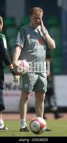 Football - Conférence de presse et formation de la République d'Irlande - Limassol, Chypre.Directeur de la République d'Irlande Steve Staunton lors d'une session de formation d'équipe au stade Tsirion, Chypre. Banque D'Images