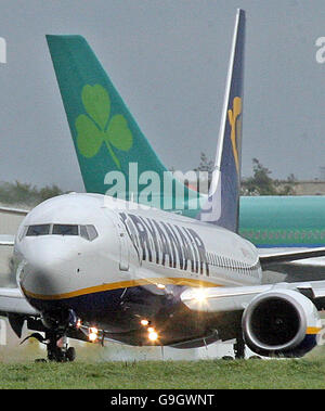 Un avion Ryanair atterrit aujourd'hui à l'aéroport de Dublin avec un avion Aer Lingus en arrière-plan. Après que le gouvernement irlandais ait dit qu'il ne vendra pas sa participation dans Aer Lingus, tout comme Ryanair a lancé une prise de contrôle audacieuse de la compagnie aérienne de l'État. Banque D'Images