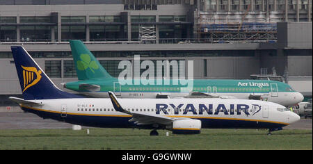 Un avion Ryanair atterrit aujourd'hui à l'aéroport de Dublin avec un avion Aer Lingus en arrière-plan. Après que le gouvernement irlandais ait dit qu'il ne vendra pas sa participation dans Aer Lingus, tout comme Ryanair a lancé une prise de contrôle audacieuse de la compagnie aérienne de l'État. Banque D'Images