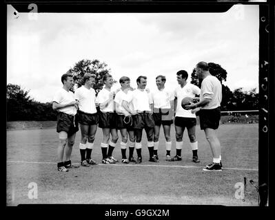 (R-L) le gérant de Tottenham Hotspur, Bill Nicholson, parle à ses joueurs: Bobby Smith, Danny Blanchflower, Jimmy Greaves, John White, Peter Baker, Terry Medwin, Cliff Jones Banque D'Images