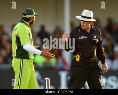 Le capitaine Inzaman-UL-Haq du Pakistan plaide en faveur du juge-arbitre Daryl Harper Banque D'Images