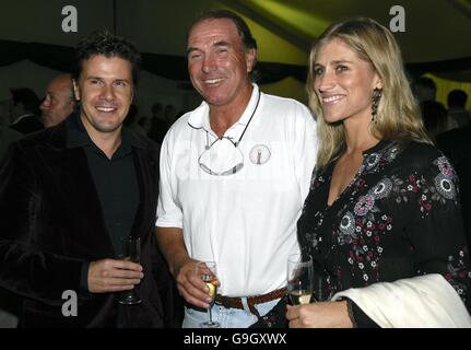 Le capitaine Mark Phillips (au centre) avec Michael et Anne Stewart au Land Rover Party pour marquer les essais de chevaux Burghley à Stamford, Lincolnshire. Banque D'Images