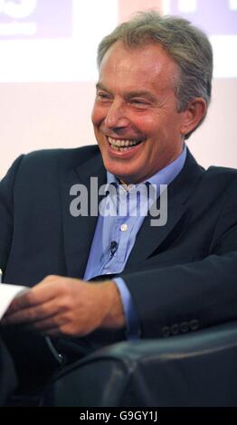 Le Premier ministre britannique, Tony Blair, s'adresse à la conférence sur le progrès au siège de la TUC, dans le centre de Londres. Banque D'Images