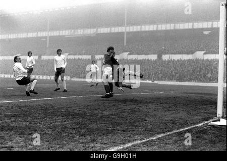 Alan Gilzean (l) de Tottenham Hotspur marque leur deuxième but passé Peter Springett, gardien de but de Sheffield Wednesday (r) Banque D'Images