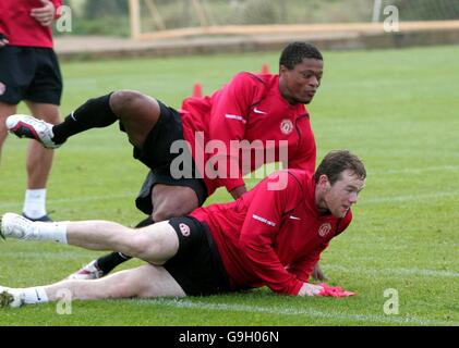 Football - Manchester United session d'entraînement - Manchester.Wayne Rooney (en bas) et Patrice Evra de Manchester United lors de la séance d'entraînement à Carrington, près de Manchester. Banque D'Images