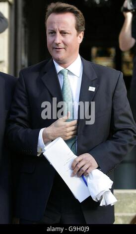 Le chef conservateur David Cameron devant le St Andrew's dans l'église Square à Glasgow, après avoir affirmé que l'ignorance anglaise de l'Écosse nuit à l'Union entre les deux pays. Banque D'Images