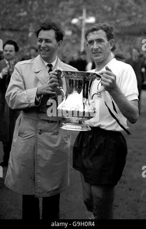 David Coleman, commentateur de la BBC (l), interroge le capitaine gagnant, Danny Blanchflower de Tottenham Hotspur (r) Banque D'Images