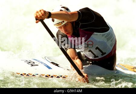 Canoë - Jeux Olympiques de 2000 à Sydney - finale masculine de slalom C1. Tony Estanguet de France sur le chemin de la victoire de l'or Banque D'Images