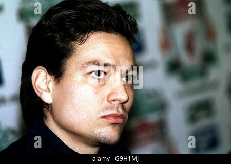 Soccer - FA Carling Premiership - Jari Litmanen signe pour Liverpool. Nouvelle signature de Liverpool, Jari Litmanen Banque D'Images