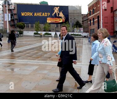 Le chef du Parti conservateur David Cameron arrive à Leeds pour accueillir la première réunion du Cabinet fantôme après la pause estivale dans le Civic Hall. Banque D'Images