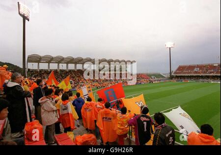 Asian Soccer - Asian Super Cup - final - Shimizu S.Pulse v Al Hilal. Les ventilateurs S.Pulse Shimizu attendent le coup d'envoi
