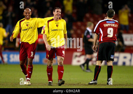 Jordan Stewart et Malky Mackay de Watford célèbrent le résultat tout en restant Neiil Shiperley, de Sheffield United, a été abattu Banque D'Images