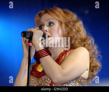 Les Scissor Sisters qui se produit à Trafalgar Square, dans le centre de Londres, pour promouvoir le rouge Motorola. ... Scissor Sisters en concert ... 16-09-2006 ... LONDRES ... ROYAUME-UNI. Le crédit photo devrait se lire comme suit : Yui Mok/PA. ... Date de la photo: Samedi 16 septembre 2006. Le crédit photo devrait se lire: Yui Mok/PA. Banque D'Images