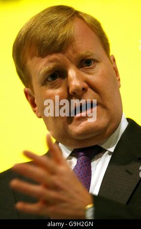 L'ancien chef du Parti libéral démocrate Charles Kennedy prend la parole lors de la conférence annuelle du parti à Brighton. Banque D'Images