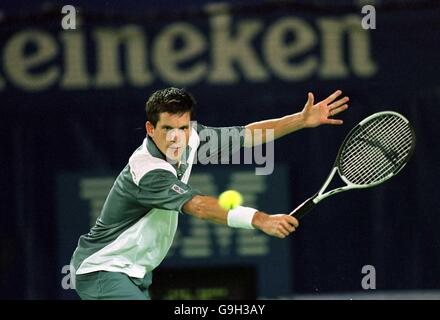 Tim Henman en action contre Wayne Arthurs en Australie. Banque D'Images