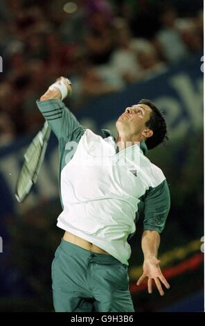 Tim Henman en action contre Wayne Arthurs en Australie. Banque D'Images